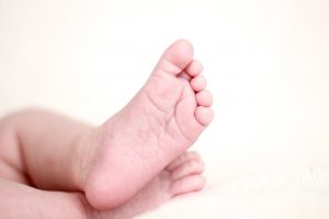 dziecięca stopa z płaskostopiem